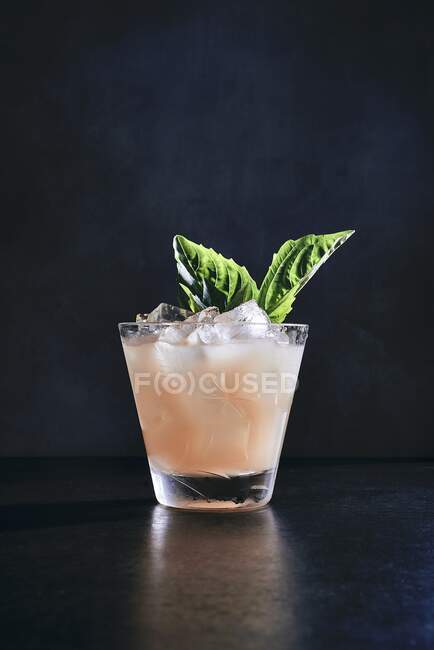 Toranja, vodka e cocktail de esmagamento de manjericão — Fotografia de Stock