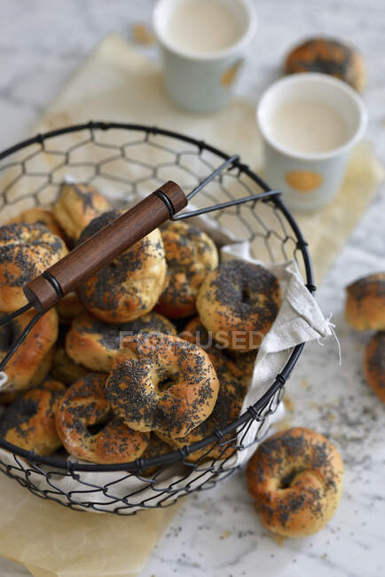 Piccoli bagel con semi di papavero — Foto stock