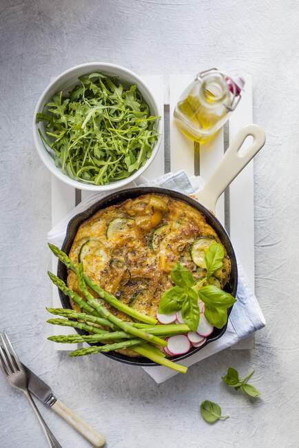 Courgette frittata with green asparagus and rocket — Stock Photo