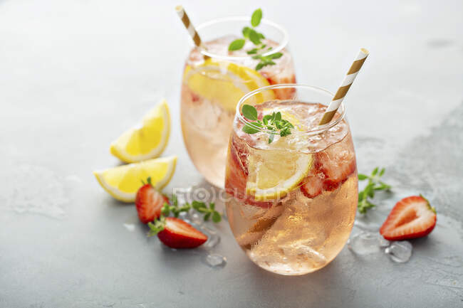 Erdbeeren und zitronenglitzernde Rosensangria-Cocktails — Stockfoto