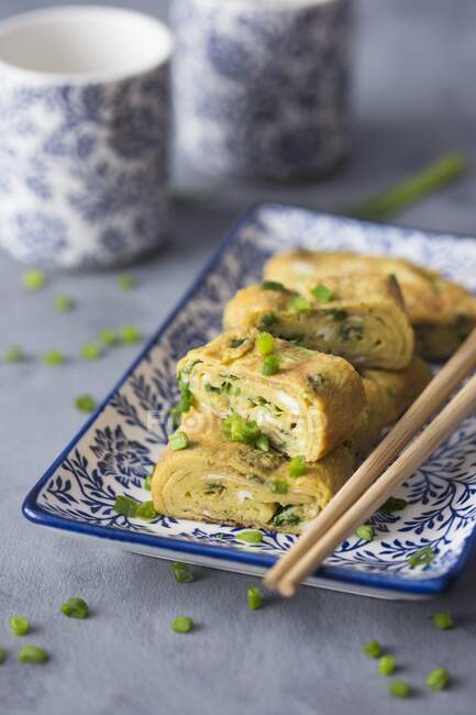 Traditional Japanese rolled omelet with fresh chives — Stock Photo