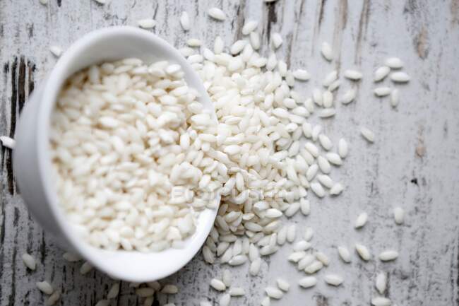 Una ciotola rovesciata di riso a grani tondi (visto dall'alto) — Foto stock