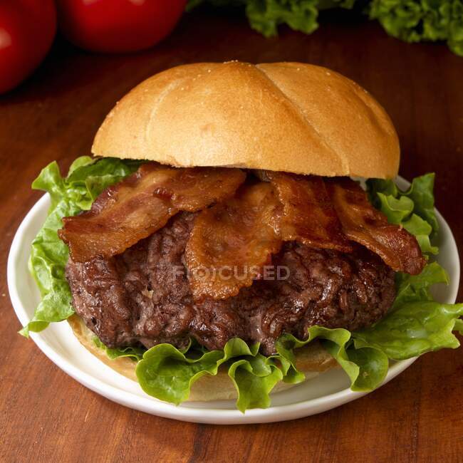 Close-up de delicioso hambúrguer com bacon e alface — Fotografia de Stock