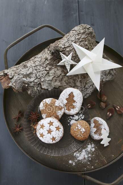 Glutenfreie selbst gebackene Lebkuchen auf einem Blech zu Weihnachten — Stockfoto