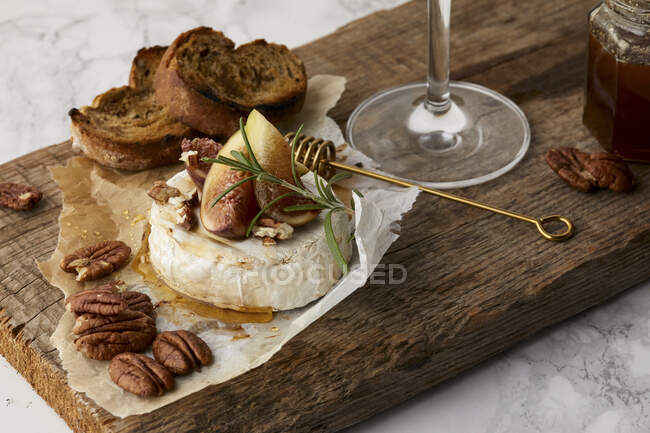 Baked brie with fresh figs and honey — Stock Photo