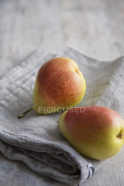Duas peras em um guardanapo de linho cinza — Fotografia de Stock