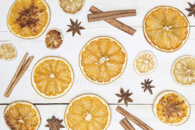 Rodajas de naranja secas con canela y anís - foto de stock