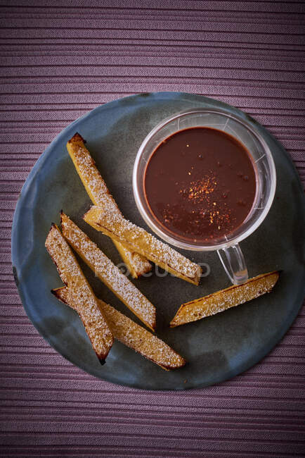 Varas de polenta fritas com chocolate quente temperado — Fotografia de Stock