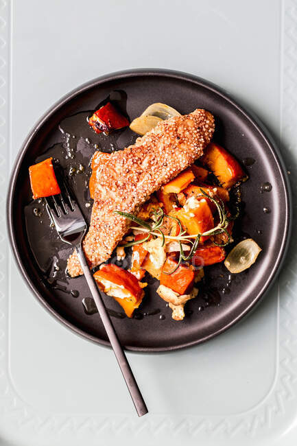 Salmon with quinoa coating with pumpkin and feta cheese — Stock Photo
