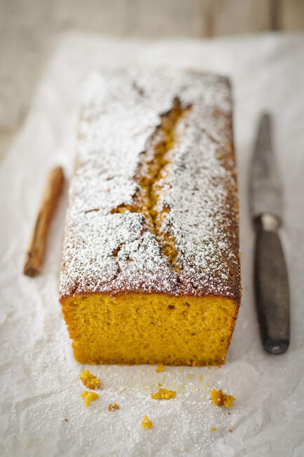Pumpkin cakes with cinnamon and icing sugar — Stock Photo