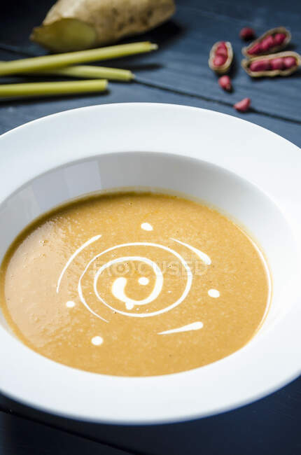 Sweet peanut cream soup garnished with double cream in a white plate — Stock Photo