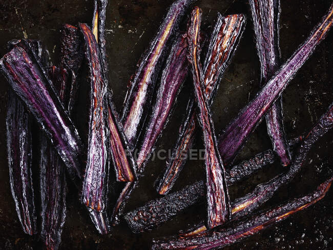 Zanahorias púrpuras asadas vista de cerca - foto de stock