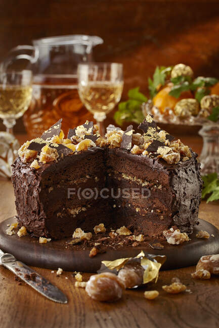 Torta al cioccolato con castagne dolci glassate — Foto stock