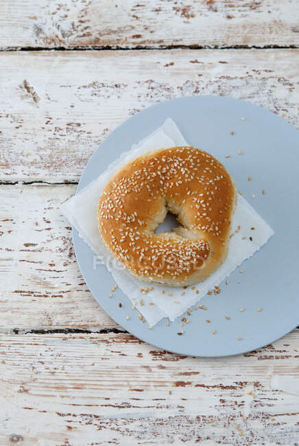 A bagel on a plate (seen from above) — Stock Photo