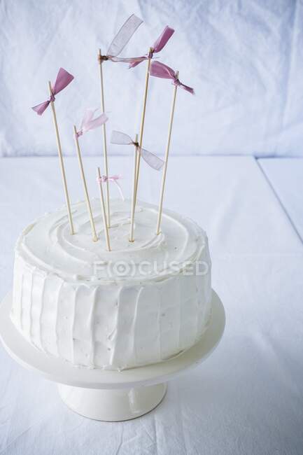 Festive cake with purple bows — Stock Photo