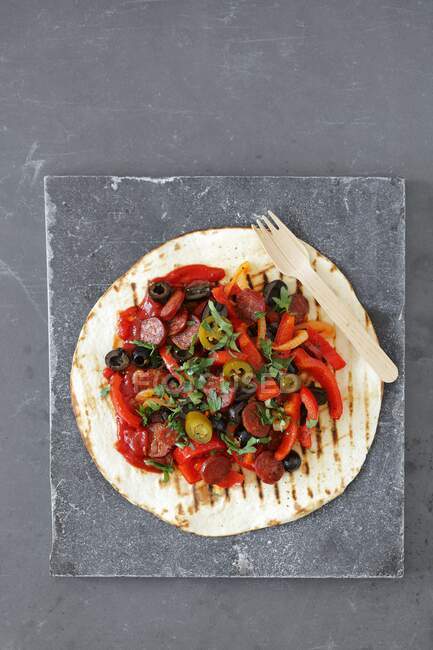 Une enveloppe de tortilla avec chorizo et poivron rouge — Photo de stock