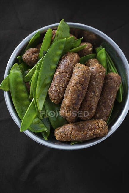 Vegan cevapcici with mange tout — Stock Photo