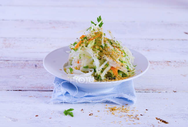 Salada de cenoura e couve-rábano — Fotografia de Stock