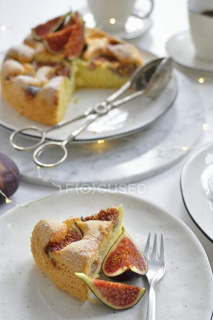 Pan di Spagna con fichi su un piatto — Foto stock