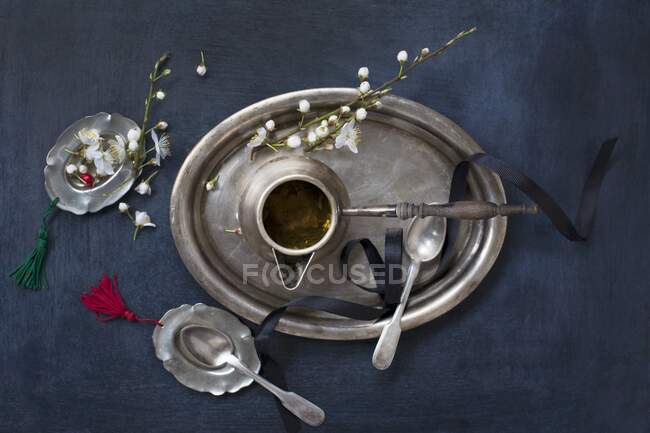 Teekanne auf Silbertablett (Aufsicht)) — Stockfoto