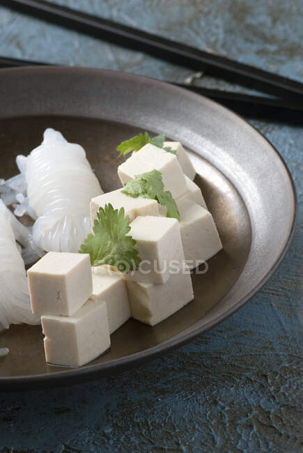 Тофу с лапшой крупным планом — стоковое фото