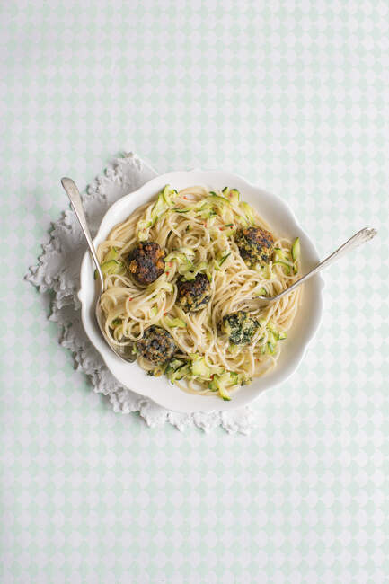Spaghetti with spinach balls — Stock Photo