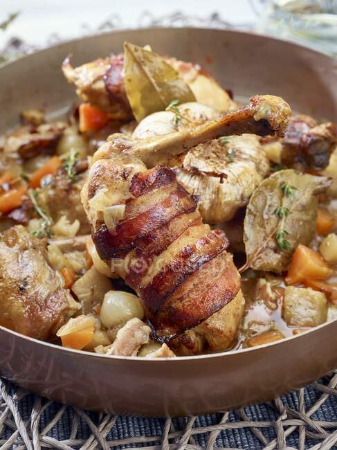 Baked chicken with potatoes and vegetables — Stock Photo