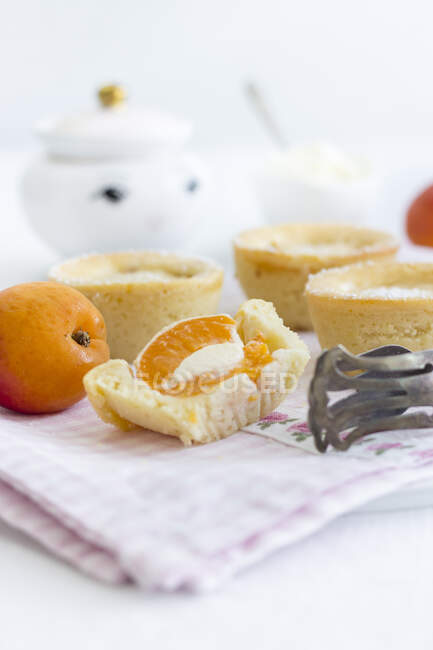 Summer muffins with an apricot and mascarpone filling — Stock Photo
