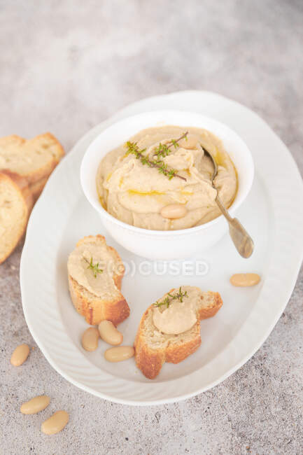 Cannellini beans cream with tuna lemon and basil — Stock Photo