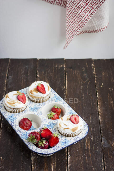Erdbeer-Baiser-Cupcakes auf Holz — Stockfoto