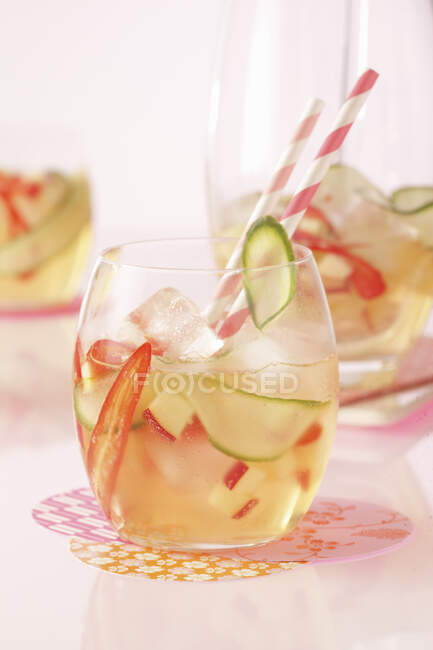 Spiced apple and cucumber punch — Stock Photo