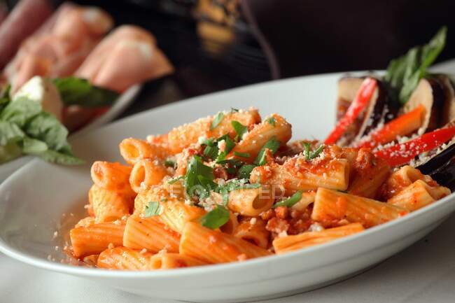 Рігатоні з томатним соусом на тарілці (Італія).) — стокове фото