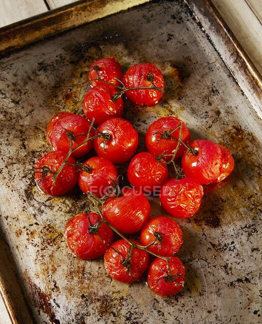 Fresh tomatoes on a wooden board. the concept of healthy life. — Stock Photo