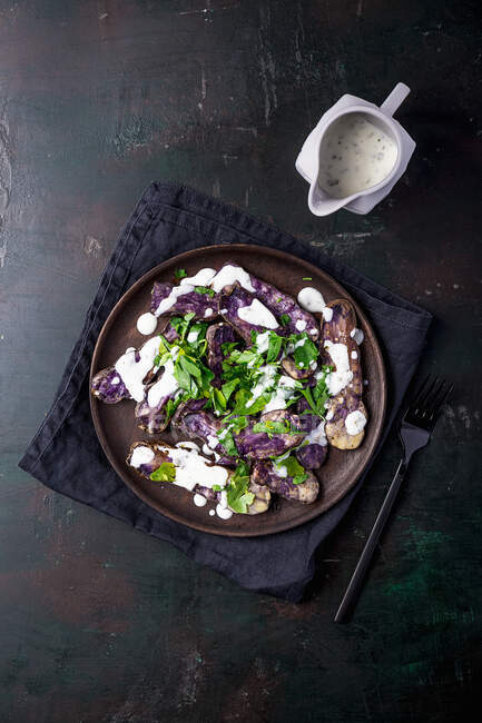 Blue potato and parsley salad with yoghurt dressing — Stock Photo
