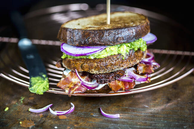 Um sanduíche rústico com legumes e bacon — Fotografia de Stock