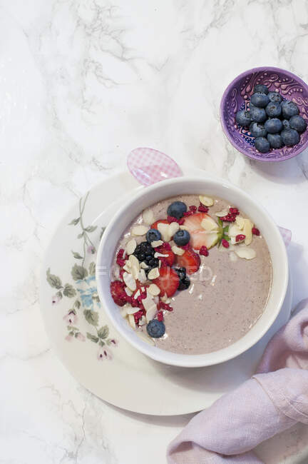 A breakfast bowl with acai berries and almond flakes — Stock Photo