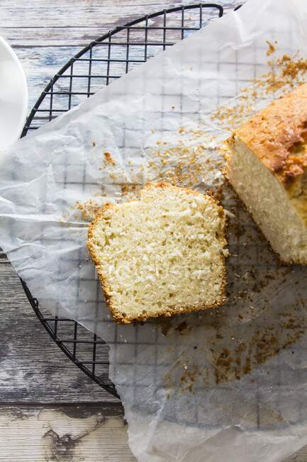 A sliced coconut and lime cake — Stock Photo