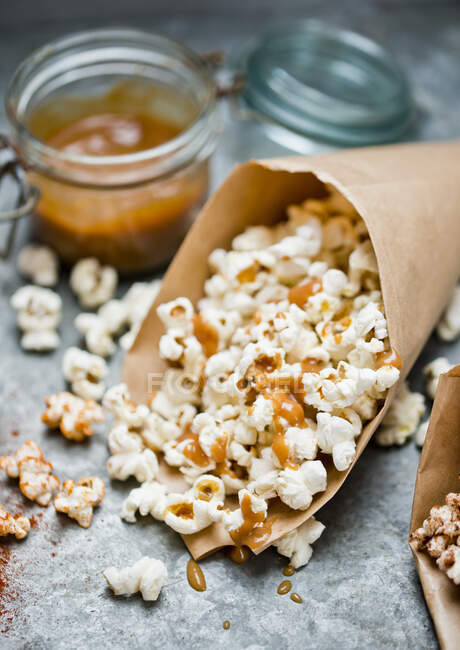Popcorn mit gesalzenem Karamell — Stockfoto