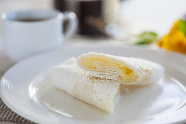 Tapioca llena de queso rallado y mantequilla de ghee (Brasil) - foto de stock