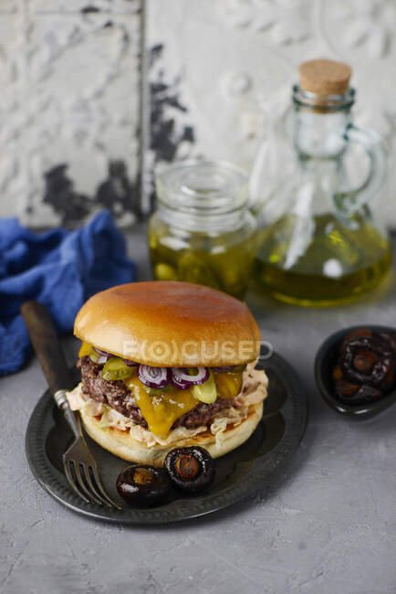 Un hamburger con insalata di cavolo — Foto stock