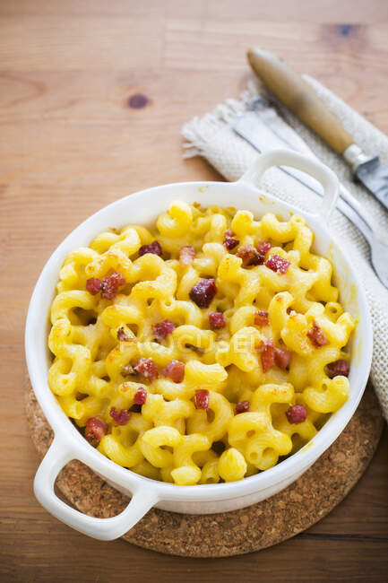 Macaroni and cheese with diced bacon — Stock Photo