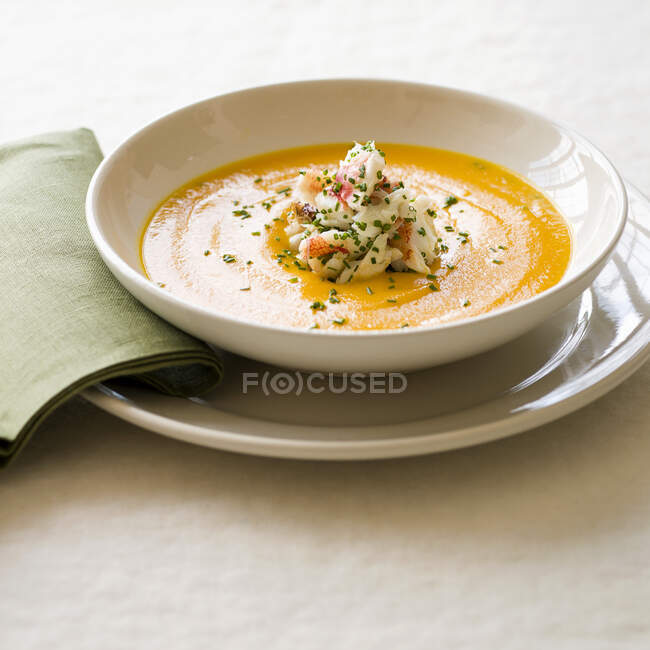 Zuppa di carote con granchio Dungeness in piatto bianco — Foto stock