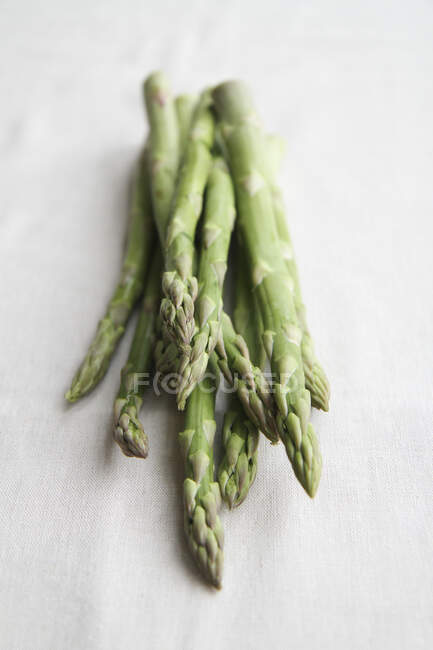 Green asparagus on a linen cloth — Stock Photo