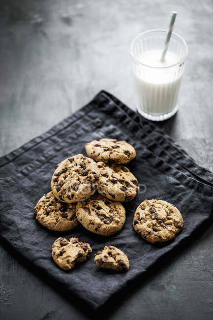 American chocolate chip cookies and milk — Stock Photo