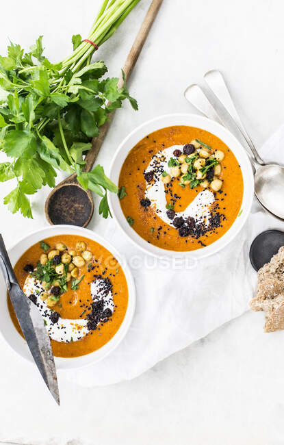 Zuppa di lenticchie orientali con ceci, yogurt, ribes e pane integrale azzimo — Foto stock