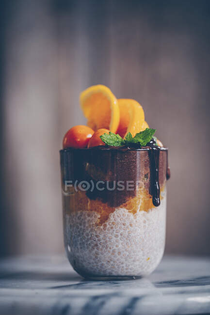 Chia-Pudding mit frischen Orangen, Schokoladencreme, Minze und Physalis — Stockfoto