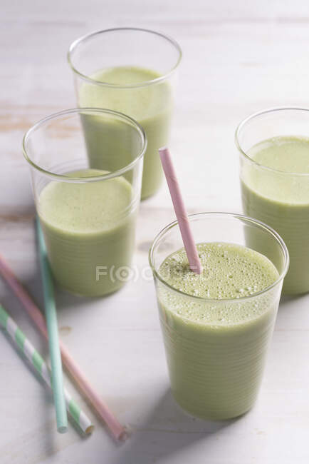Matcha smoothies in glasses with straws — Stock Photo