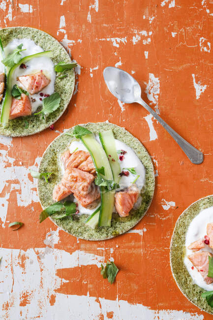 Tacos de algas com tiras de salmão e pepino — Fotografia de Stock