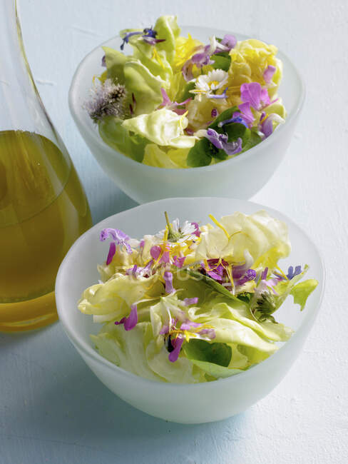 Cuori di lattuga con fiori primaverili e vinaigrette — Foto stock