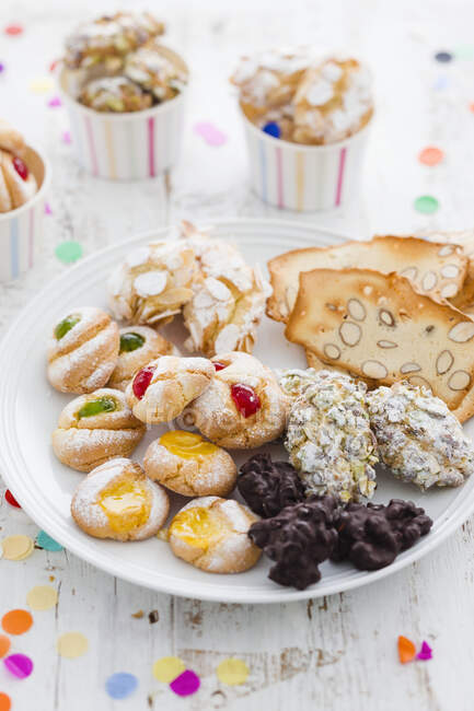 Ассорти печенье на тарелке — стоковое фото
